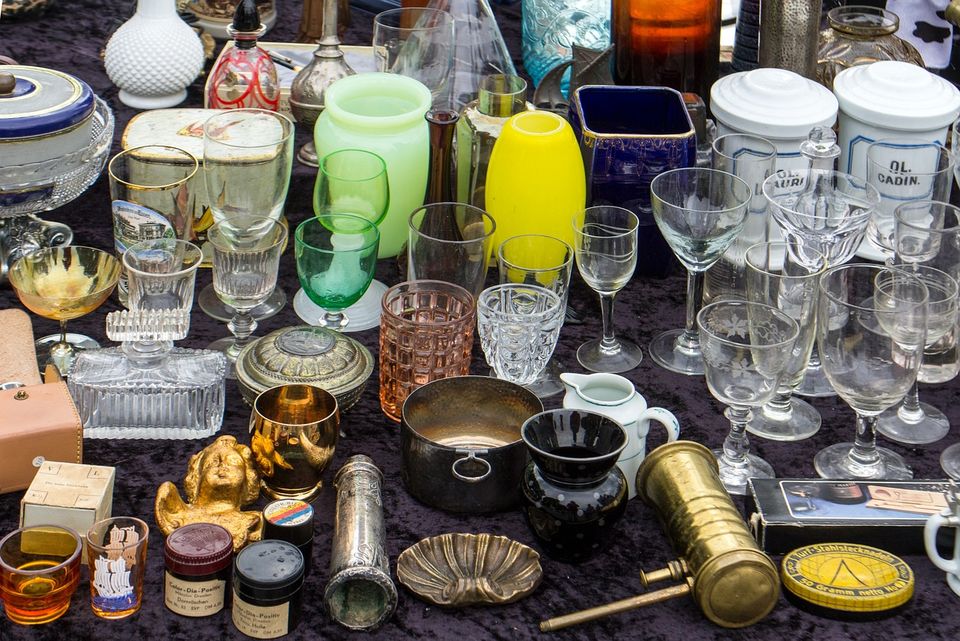 Glazen en potjes bij kraam rommelmarkt