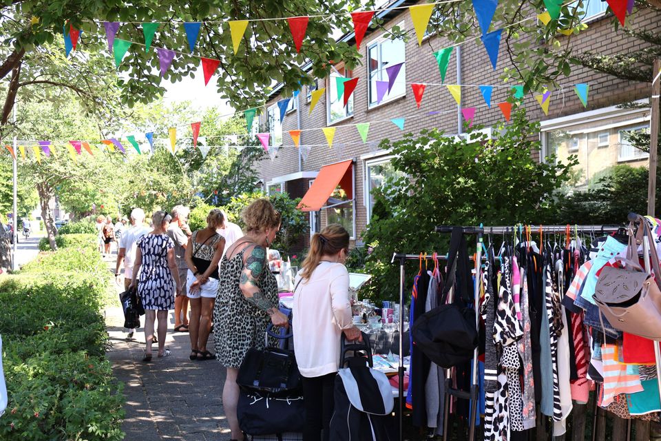 Mensen die langs de garagesale lopen
