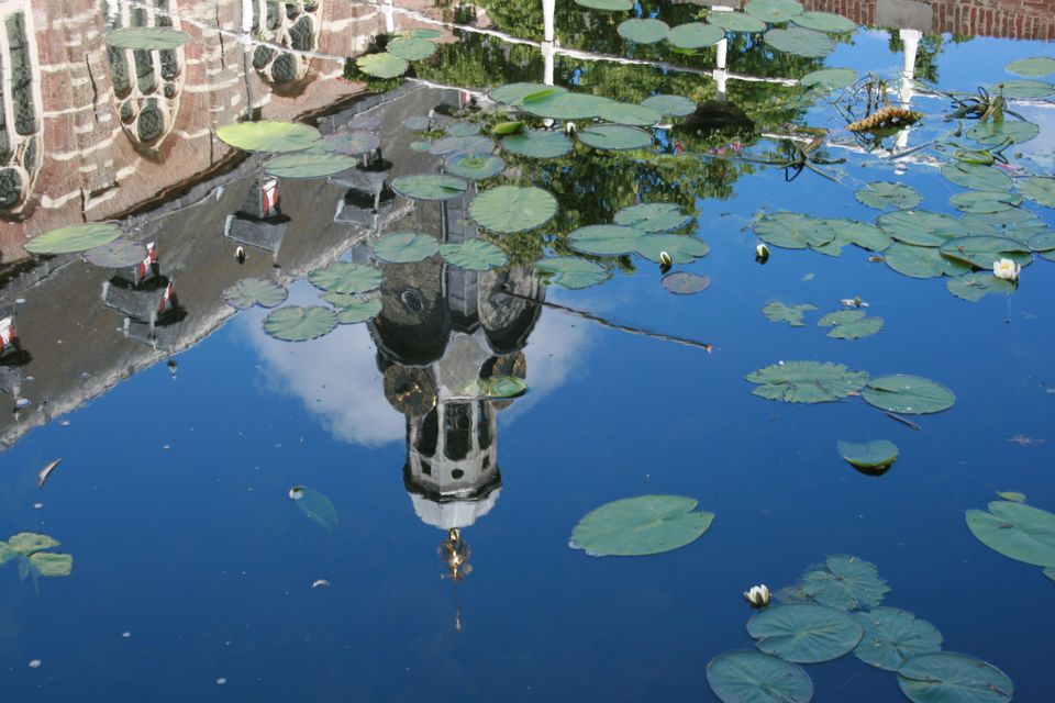 Reflectie van Academiegebouw Leiden Universiteit in water.