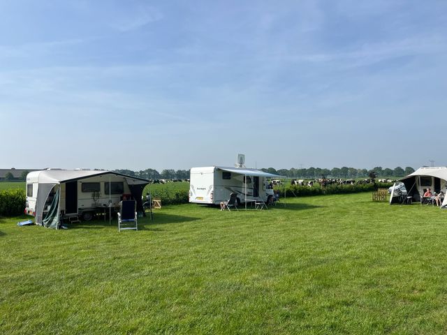 campingveld met kampeerders