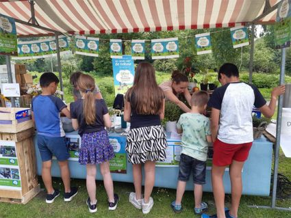 Kinderen bezoeken een kraampje van het natuurkwartier