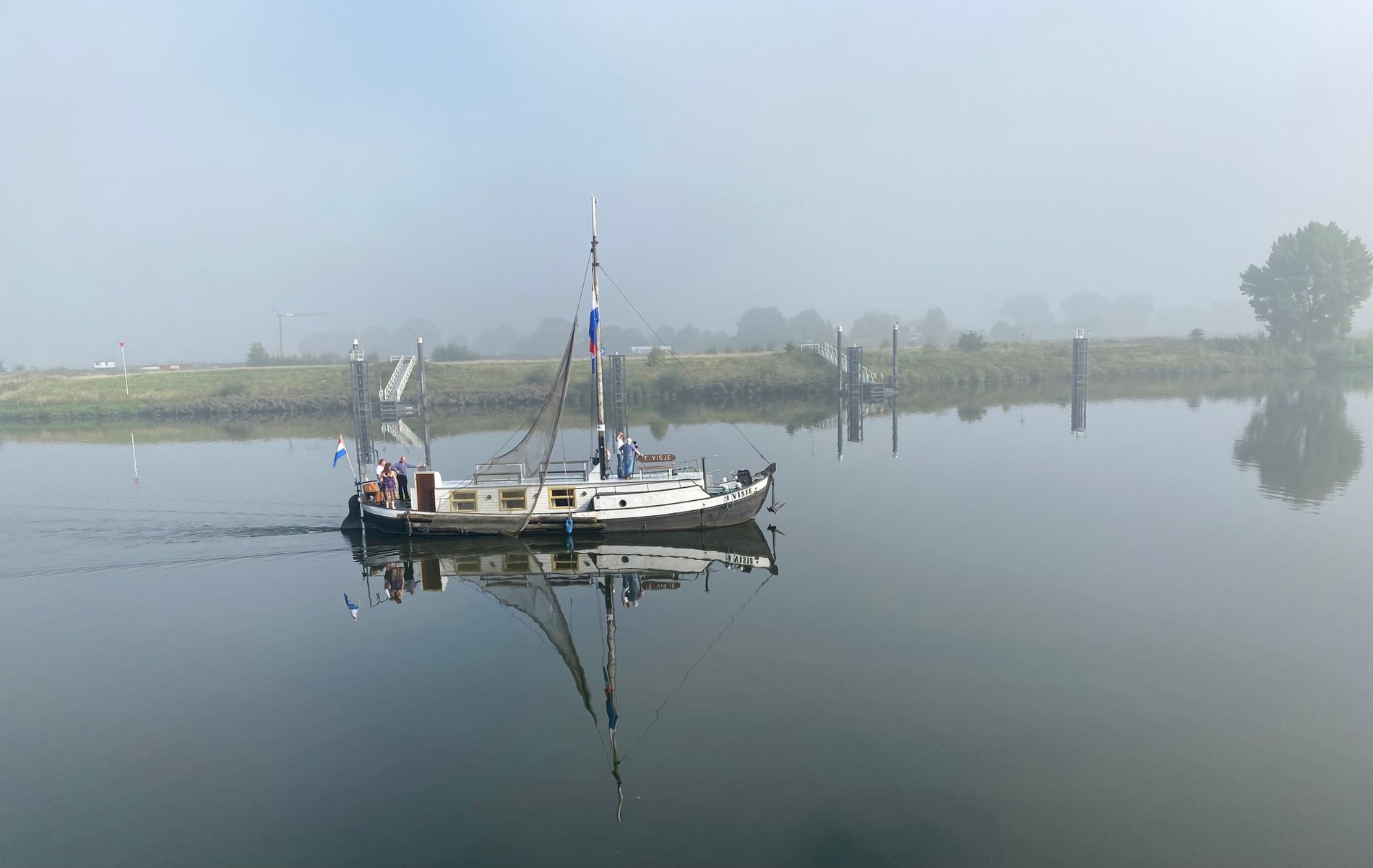 Bij windstilte vaart de Schokker ook