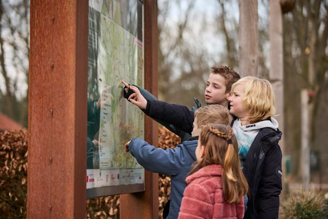 Kinderen bij de routekaart