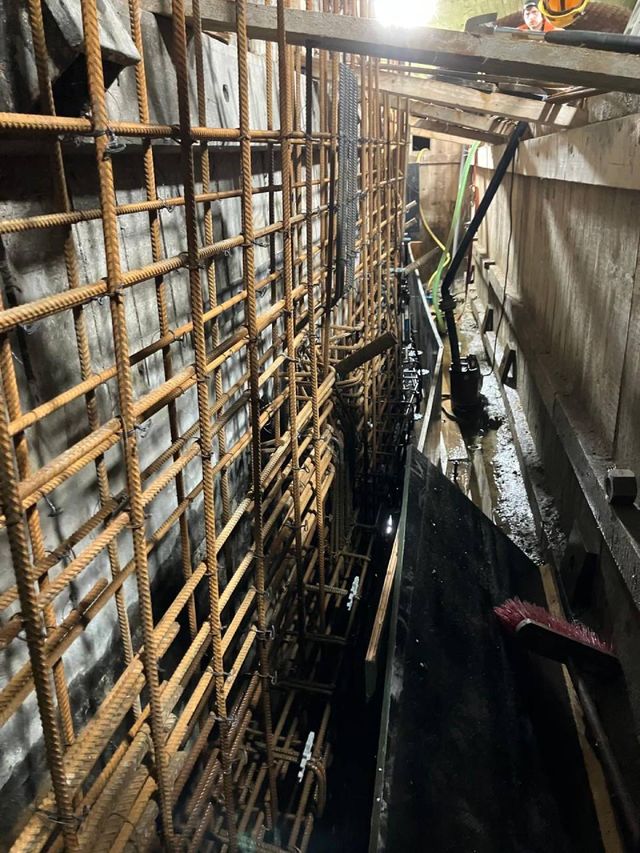 Aanbrengen van het betonijzer van de nieuwe betonnen kademuur.