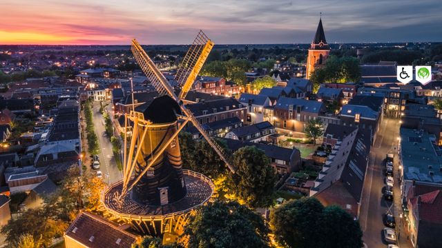 Historische windmolen De Windhond in Woerden, gemeente Woerden, Groene Hart, iconische stads­molen verlicht bij avondschemering in de historische binnenstad.