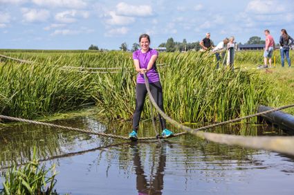 Boerderij De Boerin met poldersportactiviteiten in het Groene Hart, omgeven door weilanden en slootjes