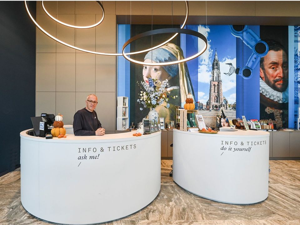 Medewerker van de VVV staat achter de balie