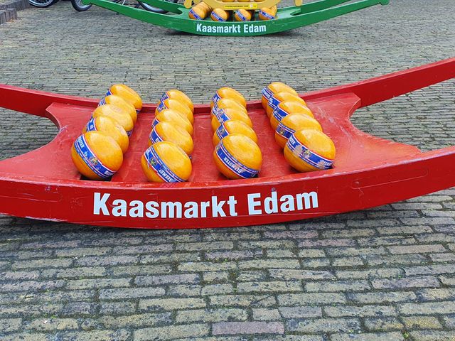 Kaasdrager op de Kaasmarkt in Edam.