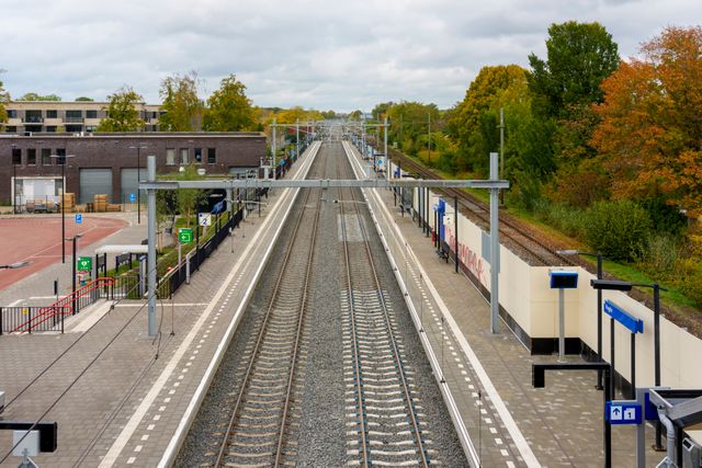 Uitzicht vanaf de brug op het tijdelijke spoor bij NS Station Bestevaer Vught