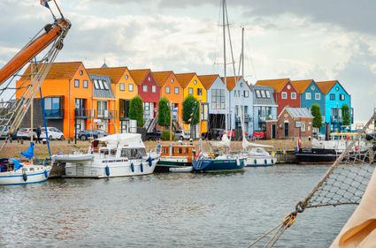 stavoren haven gekleurde huizen