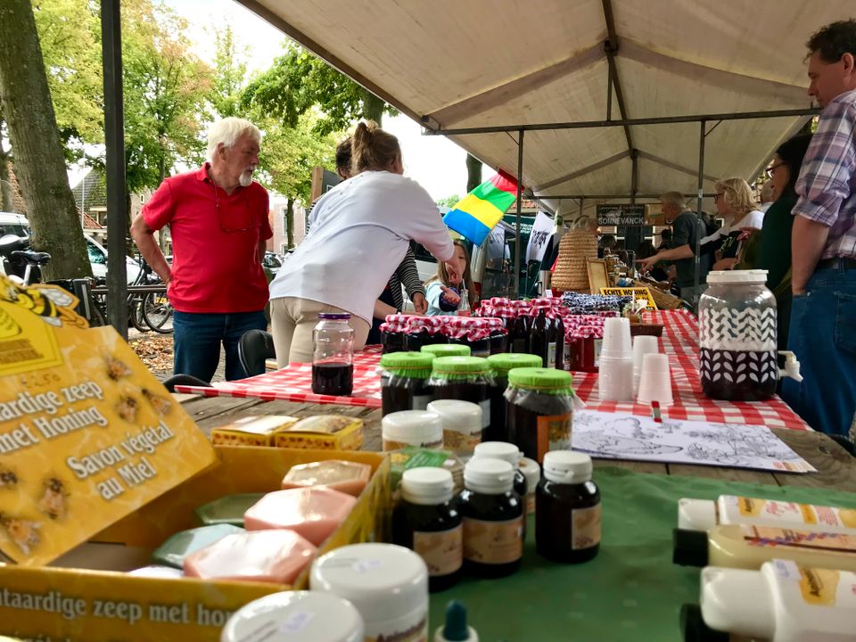 Mensen op de zondagmarkt in Middenbeemster