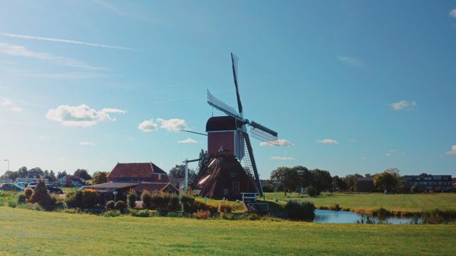 Hoogmadese molen te zien vanaf de zijkant en vanuit de polder in Hoogmade