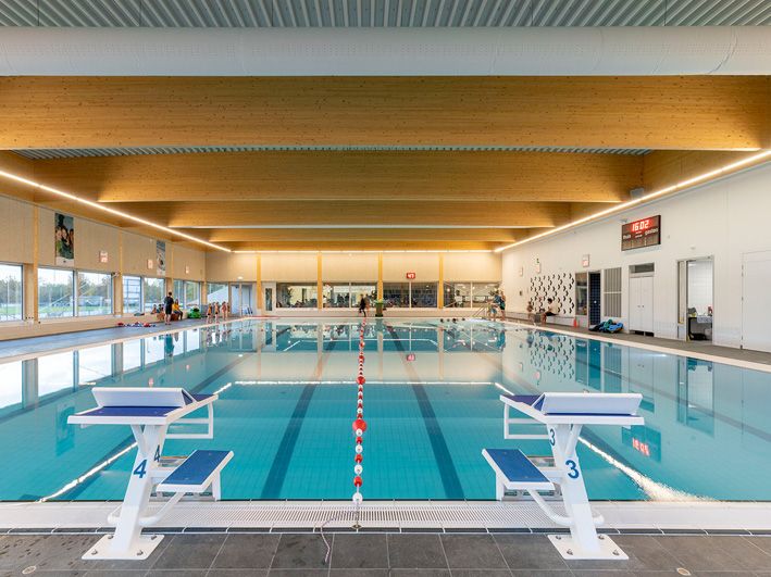 Wedstrijdbad met duikplank van binnenzwembad Den Donk in Oisterwijk