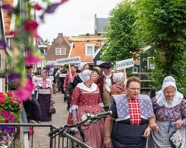 Een optocht van mensen in klederdracht tijdens de Volendammerdagen 2025