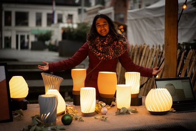 Deelnemer van de Laag Hollandse Makersmarkt in Purmerend achter haar kraam.