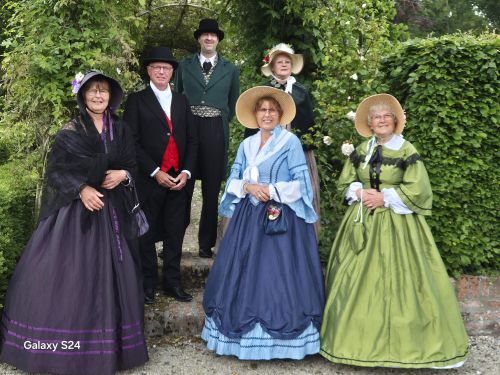 Vrijwilligers van Verhildersum in kostuum