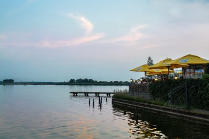 strandtent aan het water.