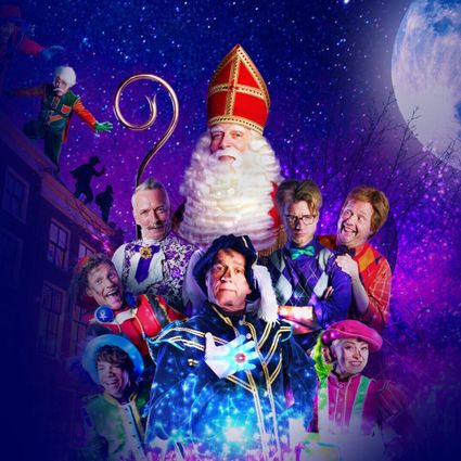 Sinterklaas en zijn pieten en de andere medespelers van de de film in kleurrijke kleding.