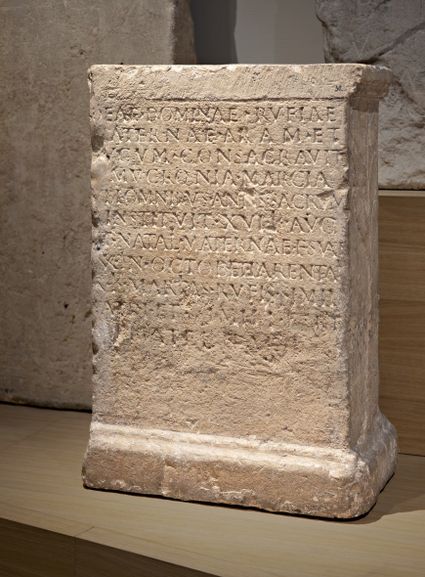 Foto van de originele Romeinse altaarsteen van Mucronia Marcia.
