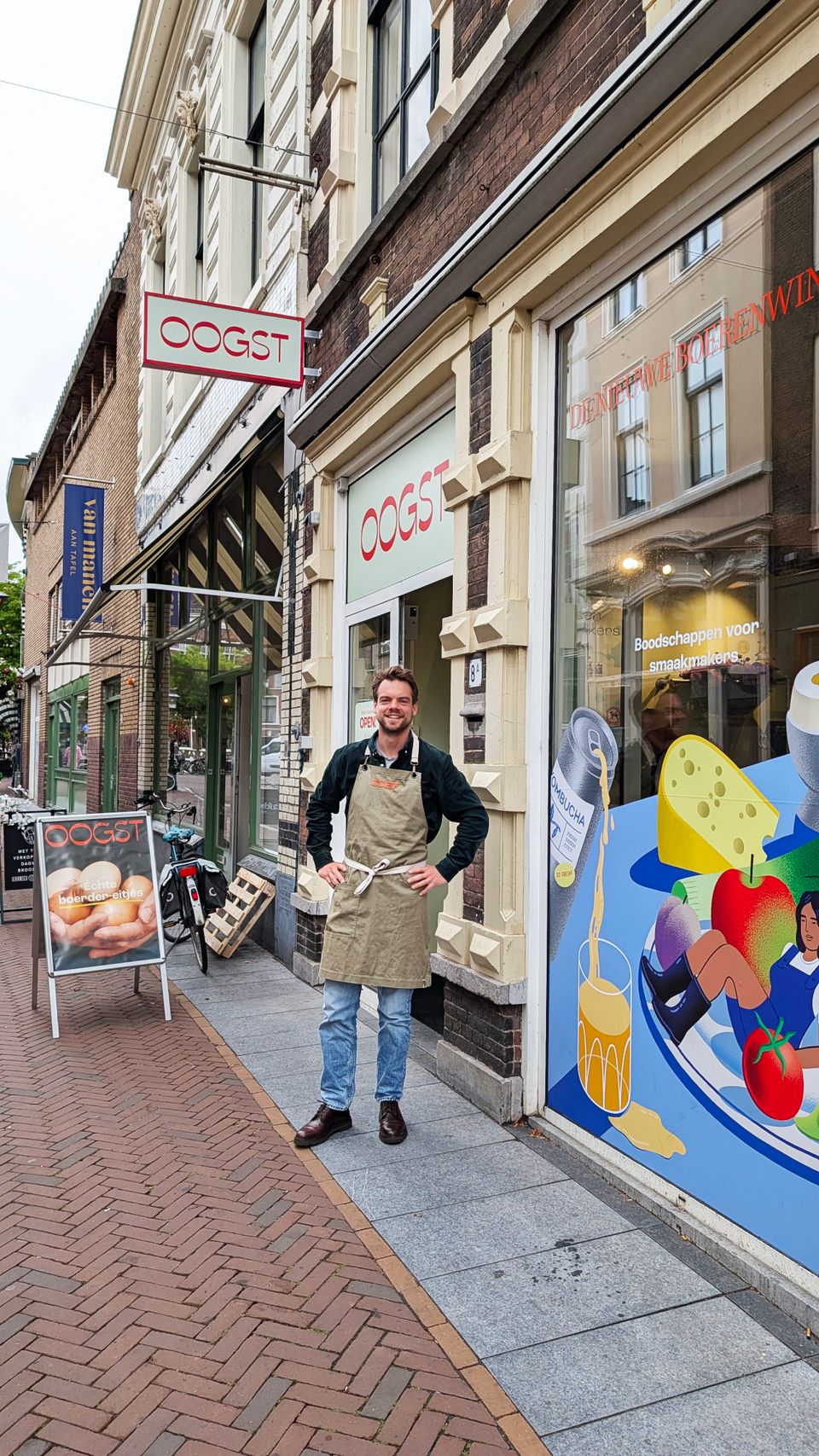 Eigenaar Joost voor zijn winkel Oogst in Leiden.