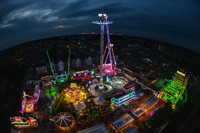 Een dronefoto van een kermis.