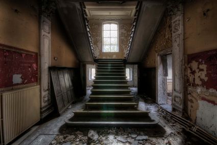 foto van trappenhuis in een verlaten landhuis,