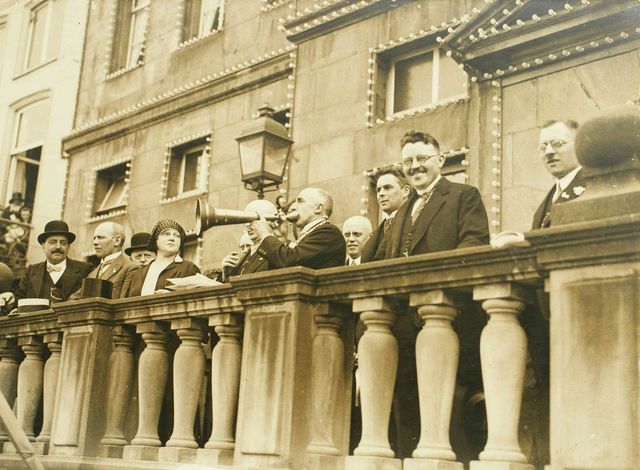 Raadsleden waaronder mevr. W.A. Brouns-van Besouw en burgemeester van Lanschot op het bordes van het stadhuis