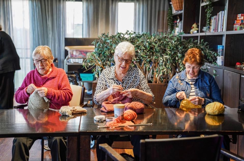 Mensen die aan het handwerken zijn