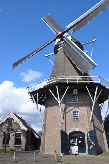 Vraag binnen gerust of u de molen mag bezichtigen’? dan lijkt het wat minder ‘kaal’ op de site.