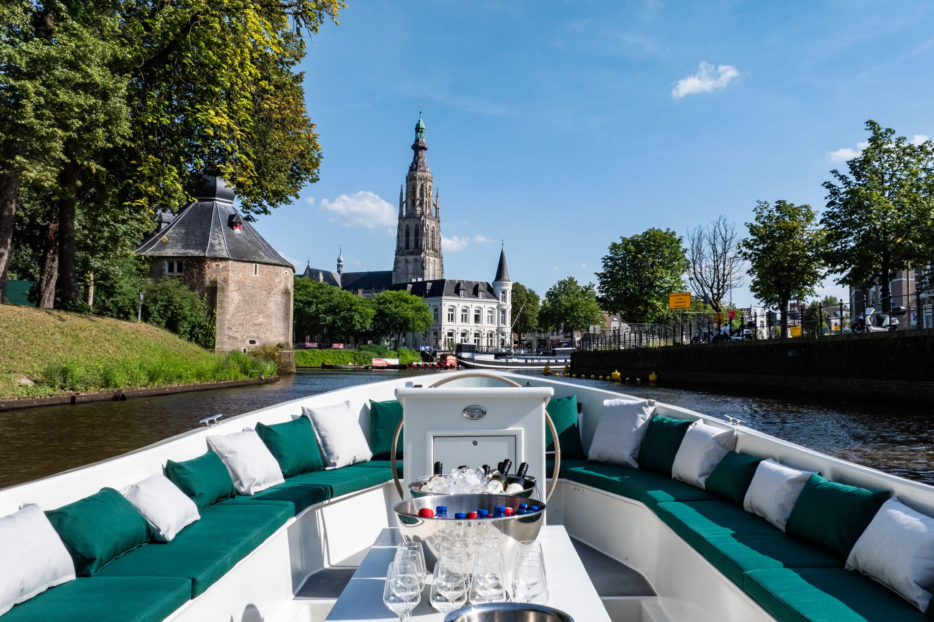 De Stadsboot beschikt over alle gemakken, zoals een toilet, luxe kussens, en en muziekinstallatie