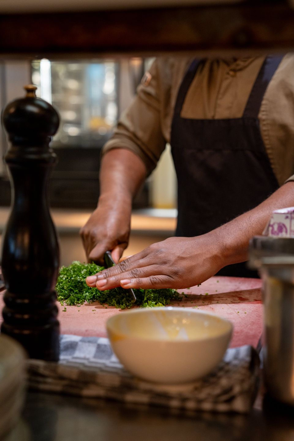 Een chef die met passie in de keuken bezig is met het bereiden van heerlijke gerechten. -