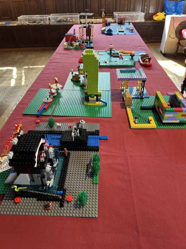 Museum Stadsmuseum Woerden bij Defensie Eiland in het Groene Hart, overzicht van meerdere LEGO bouwwerken op tafels tijdens een creatieve workshop waarbij deelnemers het historische vestinggebied en waterverdediging hebben nagebouwd.