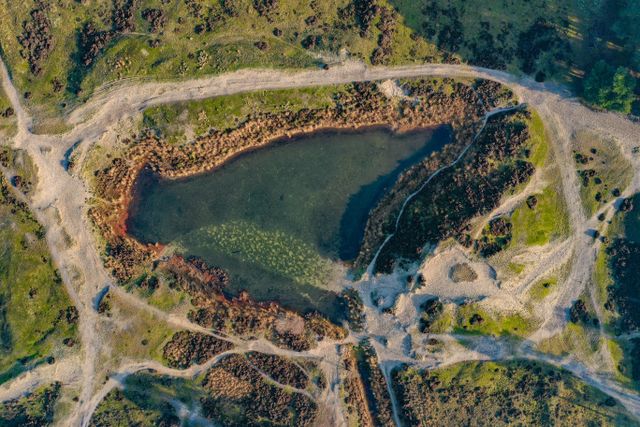 Water en paarse heide van bovenaf gefotografeerd