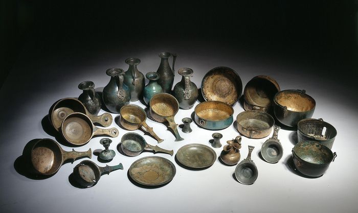 Compleet Romeins bronzen wijnservies te zien in Rijksmuseum van Oudheden