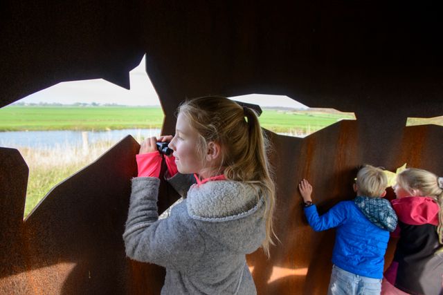 Kinderen kijken door fort K'IJK