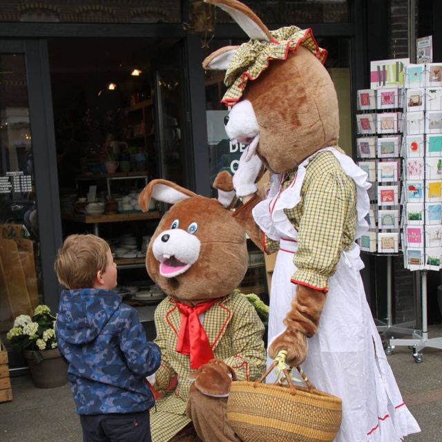 Meneer en mevrouw Paashaas delen chocolade eitjes uit op De Gijsbrecht