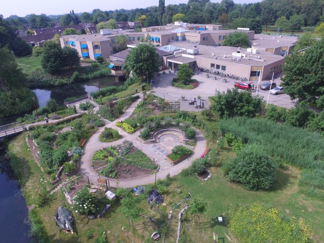 Luchtfoto met overzicht van de tuin 'Cirkeltje Rond', je ziet duidelijk een pad dat is een soort 8-vorm door de tuinen heen loopt.