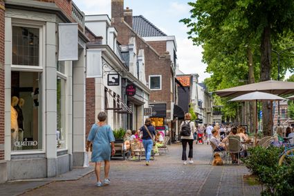 Winkelend publiek in centrum van Oisterwijk