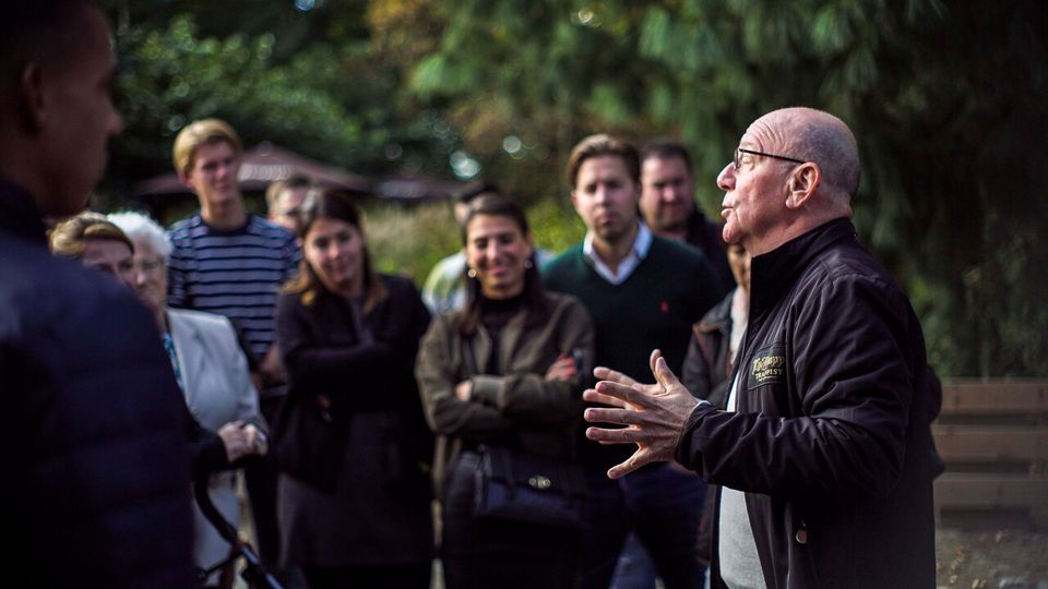 Een groep mensen bij een gids tijdens een excursie in de brouwerij van La Trappe.
