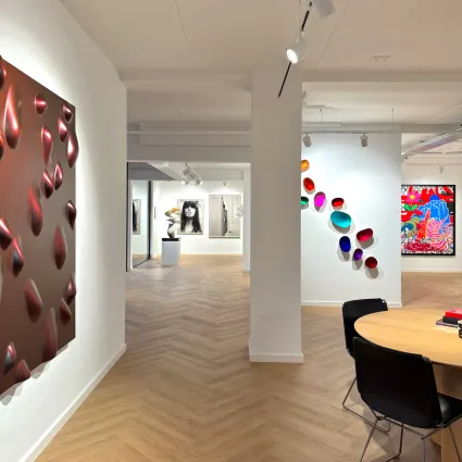 Binnenruimte bij MPV Gallery met schilderijen aan witte muren