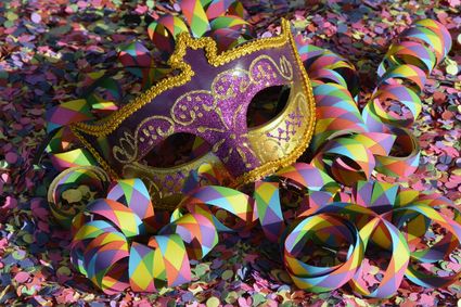 Masker op confetti en serpentine
