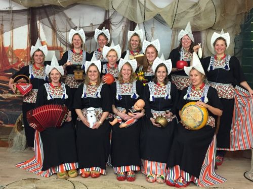 Groepsfoto in klederdracht