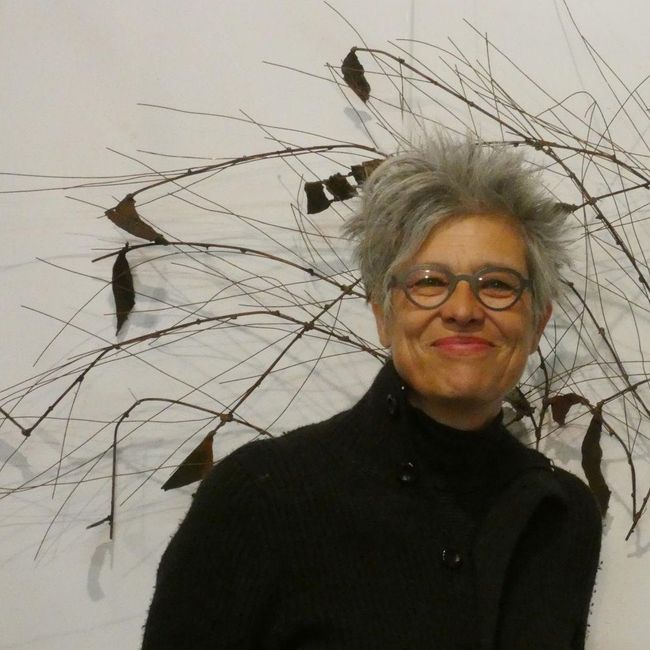 Hannah Blom bij een van haar werken