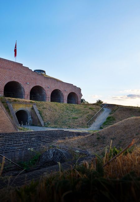 Fort Sint Pieter Maastricht zijkant vanaf gras