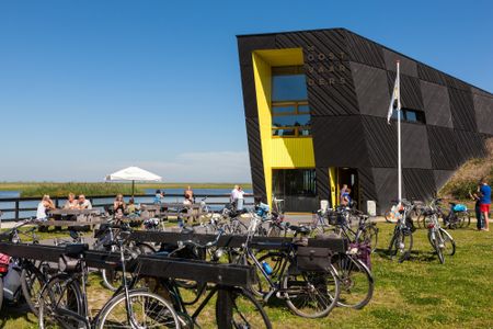 Groep mensen voor het gebouw van Natuurbelevingscentrum de Oostvaarders.