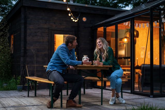Man und Frau geniessen in einen Ferienhaus in Drenthe