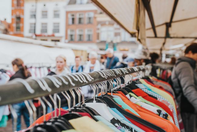 Markten Amersfoort - Wijkmarkten - Kledingrek met mensen die zoeken