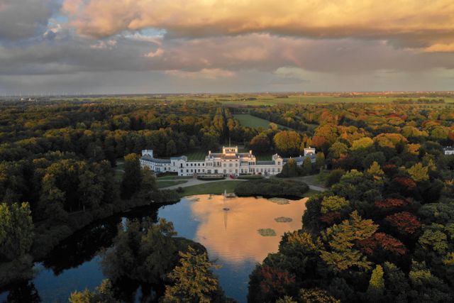Drone foto van voorzijde van Paleis Soestijk in Baarn in regio De Utrechtse Heuvelrug