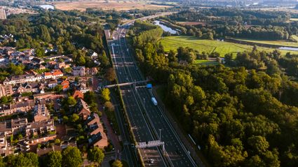 De snelweg A2 gezien vanuit de lucht.