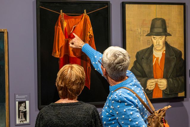 Bewoners van Beleef- en Zorgboerderij It Klokhús in het Jopie Huisman Museum.
